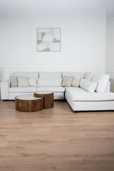 Canapé d’angle Bolton en tissu chenille, grand modèle clair avec méridienne, style moderne et confortable