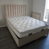 Photo de lit coffre Prada tissu en velours antitache beige. Lit double avec rangement pratique.