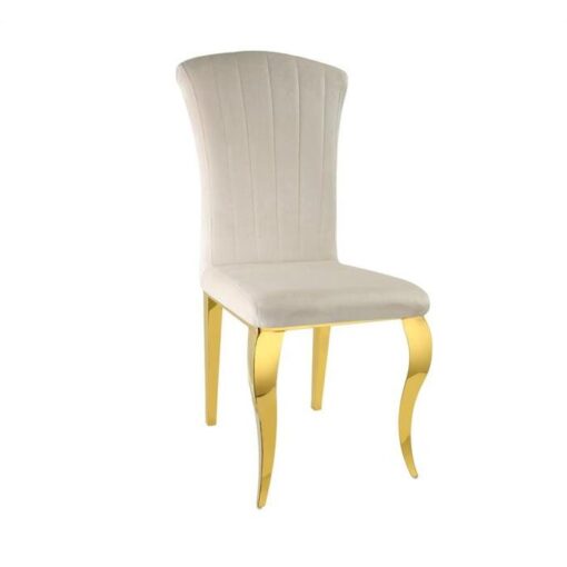 Image de Chaise design Louis Velours antitache Beige Pieds inoxydable Dorés sur fond blanc. Chaise de salle à manger ou de bureau