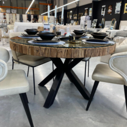 Photo de Table à manger ronde Sleeperwood en bois massif de chene pieds en acier de chez maison des meubles