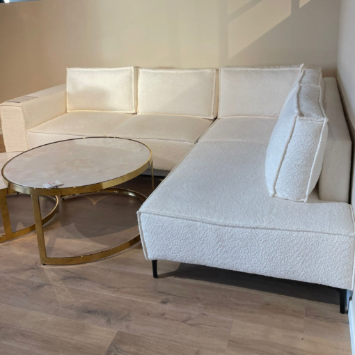 Canapé d'angle TORINO tissus en laine bouclée blanc accompagnée de tables gigognes