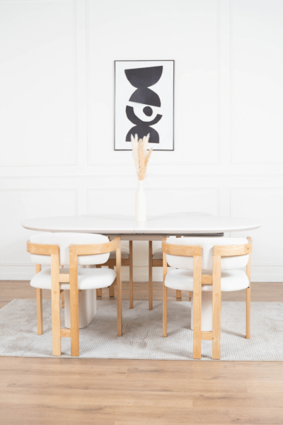 Table à manger Pillard extensible Table à manger Pillard extensible accompagné de chaises en bois BERGAMO