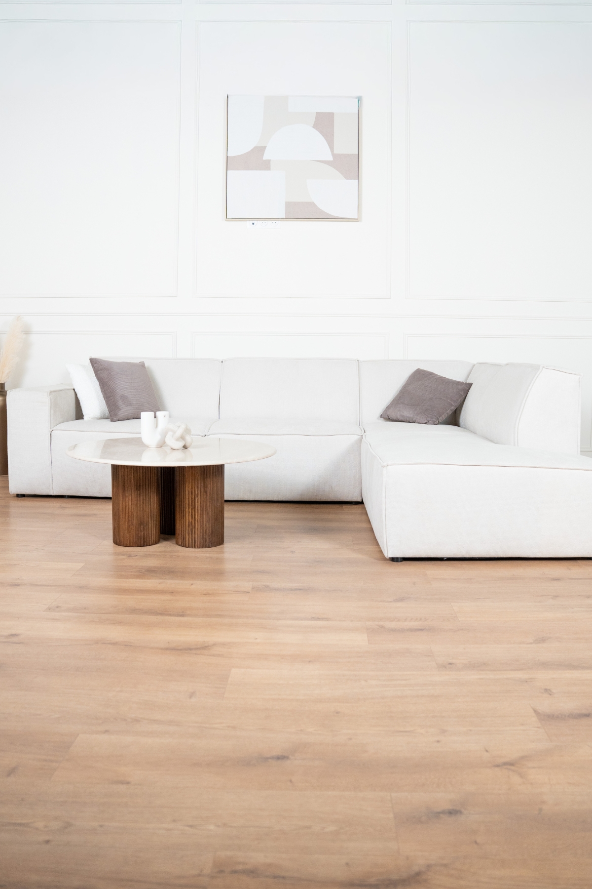 Canapé magnum en tissu chenille écru, modèle d’angle avec assises larges et lignes épurées