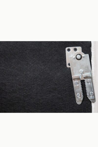 Canapé magnum en tissu chenille écru, modèle d’angle avec assises larges et lignes épurées