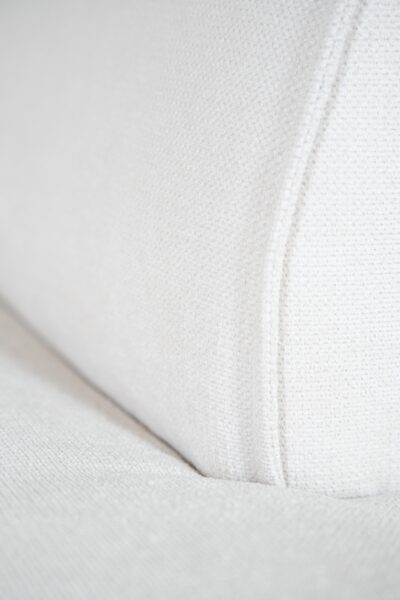 Canapé magnum en tissu chenille écru, modèle d’angle avec assises larges et lignes épurées