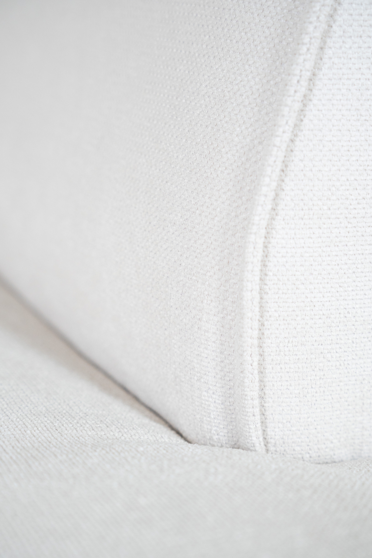 Canapé magnum en tissu chenille écru, modèle d’angle avec assises larges et lignes épurées