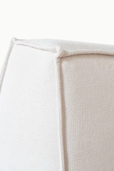 Canapé magnum en tissu chenille écru, modèle d’angle avec assises larges et lignes épurées