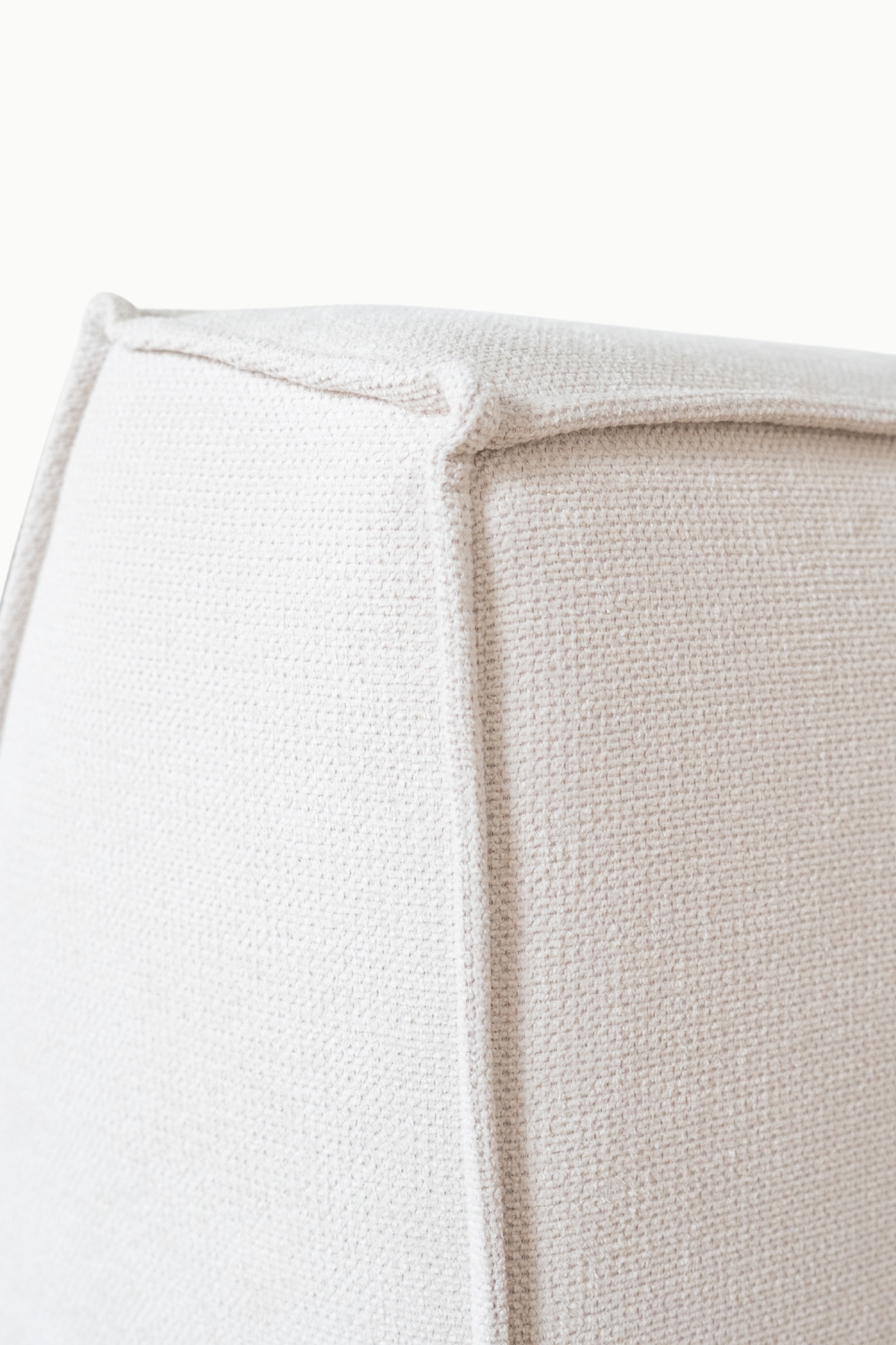 Canapé magnum en tissu chenille écru, modèle d’angle avec assises larges et lignes épurées