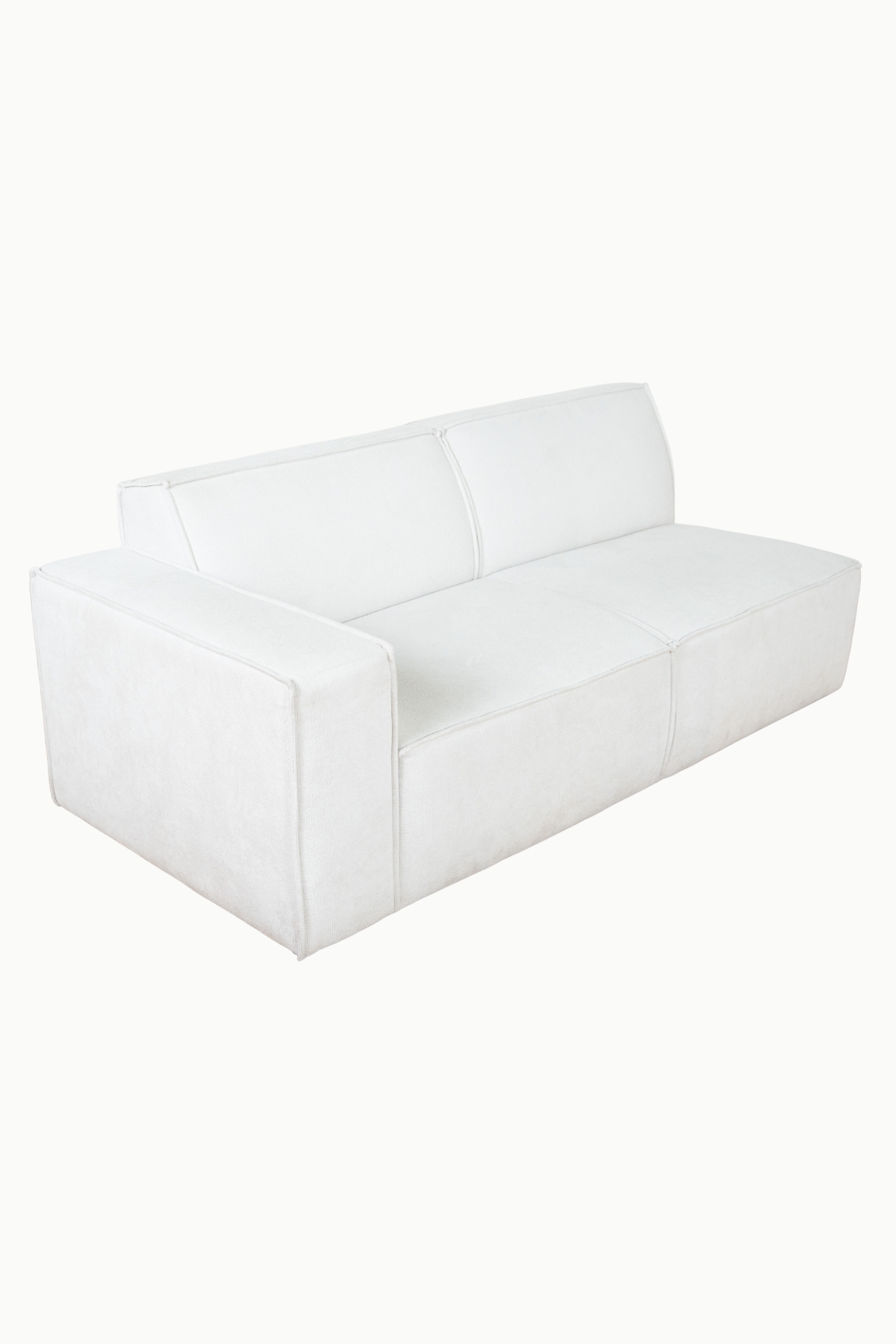 Canapé magnum en tissu chenille écru, modèle d’angle avec assises larges et lignes épurées