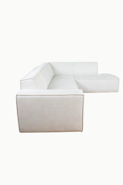 Canapé magnum en tissu chenille écru, modèle d’angle avec assises larges et lignes épurées