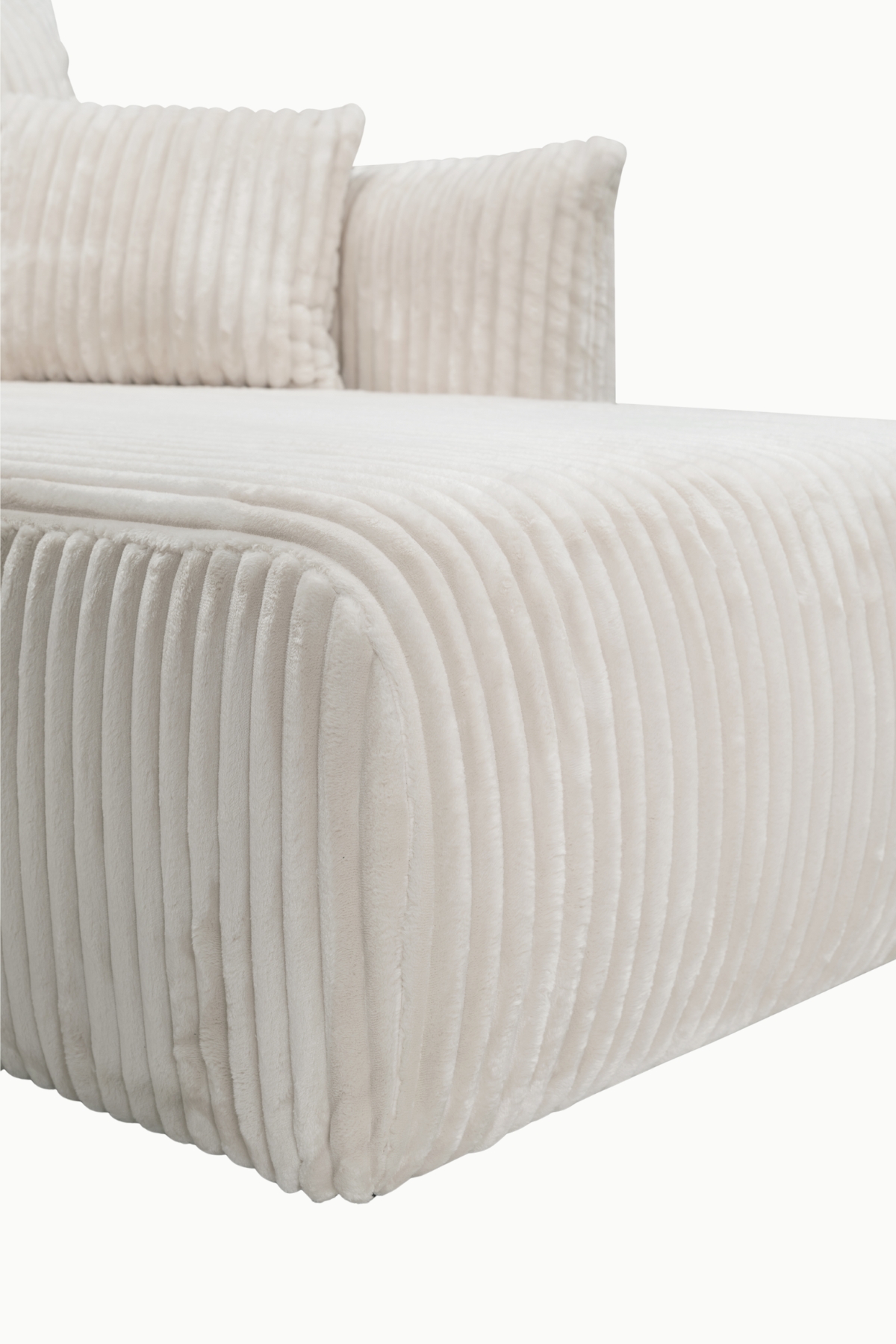 Canapé d’angle Allia convertible avec coffre de rangement, revêtement velours côtelé écru.