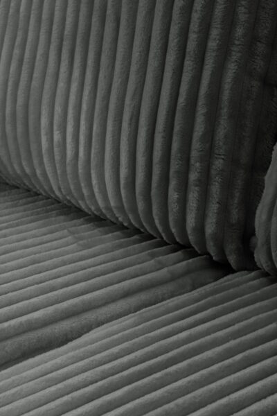 canapé_allia_coffre_convertible_velours_coteles_gris (9) Canapé Allia en velours côtelé gris, version convertible avec espace de rangement intégré.