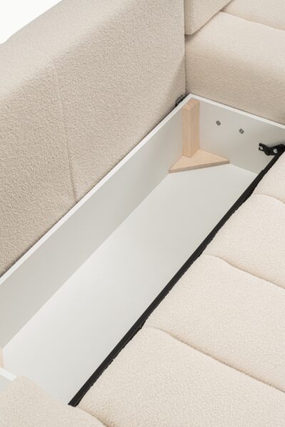 Canapé d’angle Baloo coffre et convertible en laine bouclée écrue, assises larges à coutures verticales, dossier confortable et méridienne, design arrondi moderne.