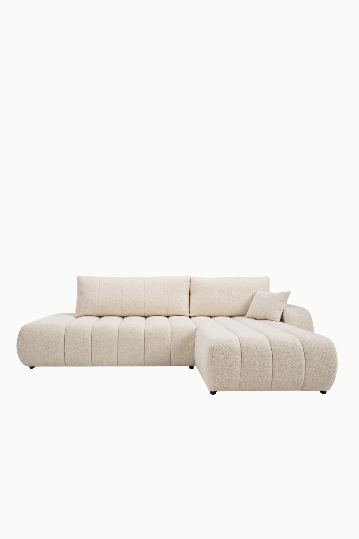 Canapé d’angle Baloo coffre et convertible en laine bouclée écrue, assises larges à coutures verticales, dossier confortable et méridienne, design arrondi moderne.