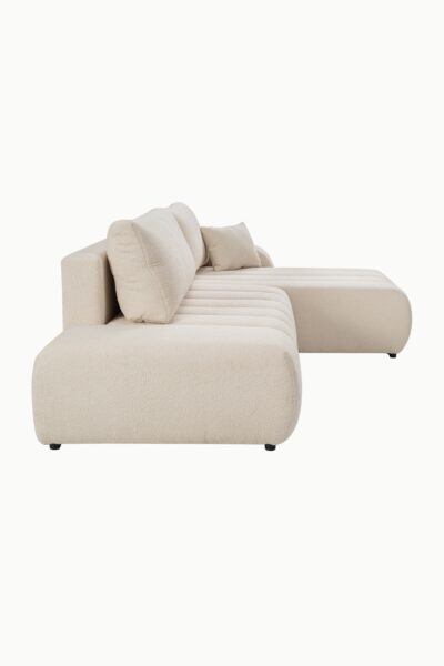 Canapé d’angle Baloo coffre et convertible en laine bouclée écrue, assises larges à coutures verticales, dossier confortable et méridienne, design arrondi moderne.