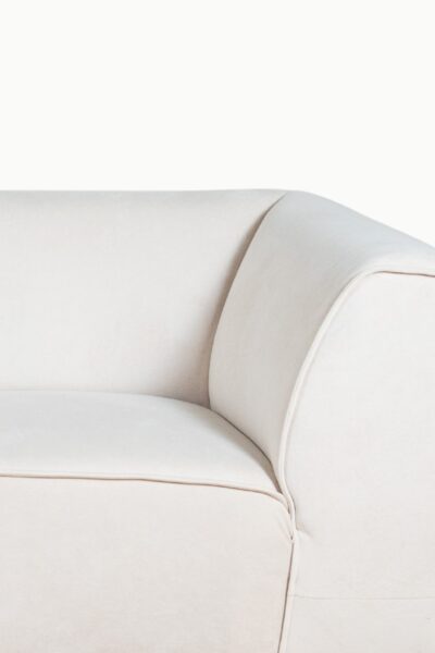 Canapé d’angle en velours beige antitache, lignes épurées et assises larges