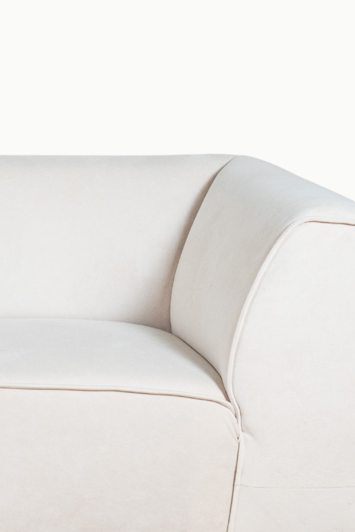 Canapé d’angle en velours beige antitache, lignes épurées et assises larges