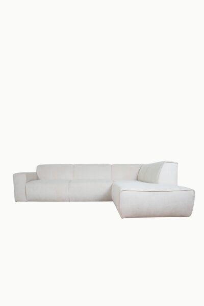 Canapé d’angle en velours beige antitache, lignes épurées et assises larges