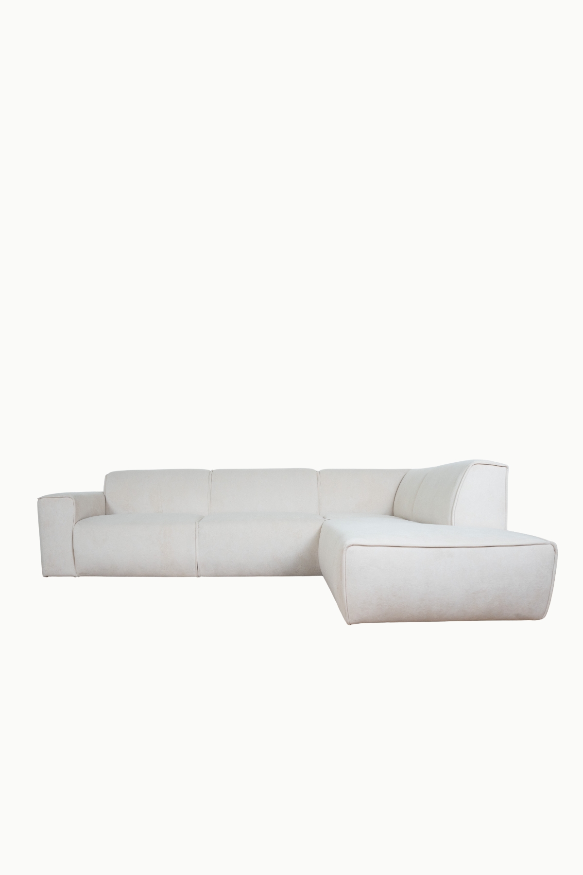 Canapé d’angle en velours beige antitache, lignes épurées et assises larges