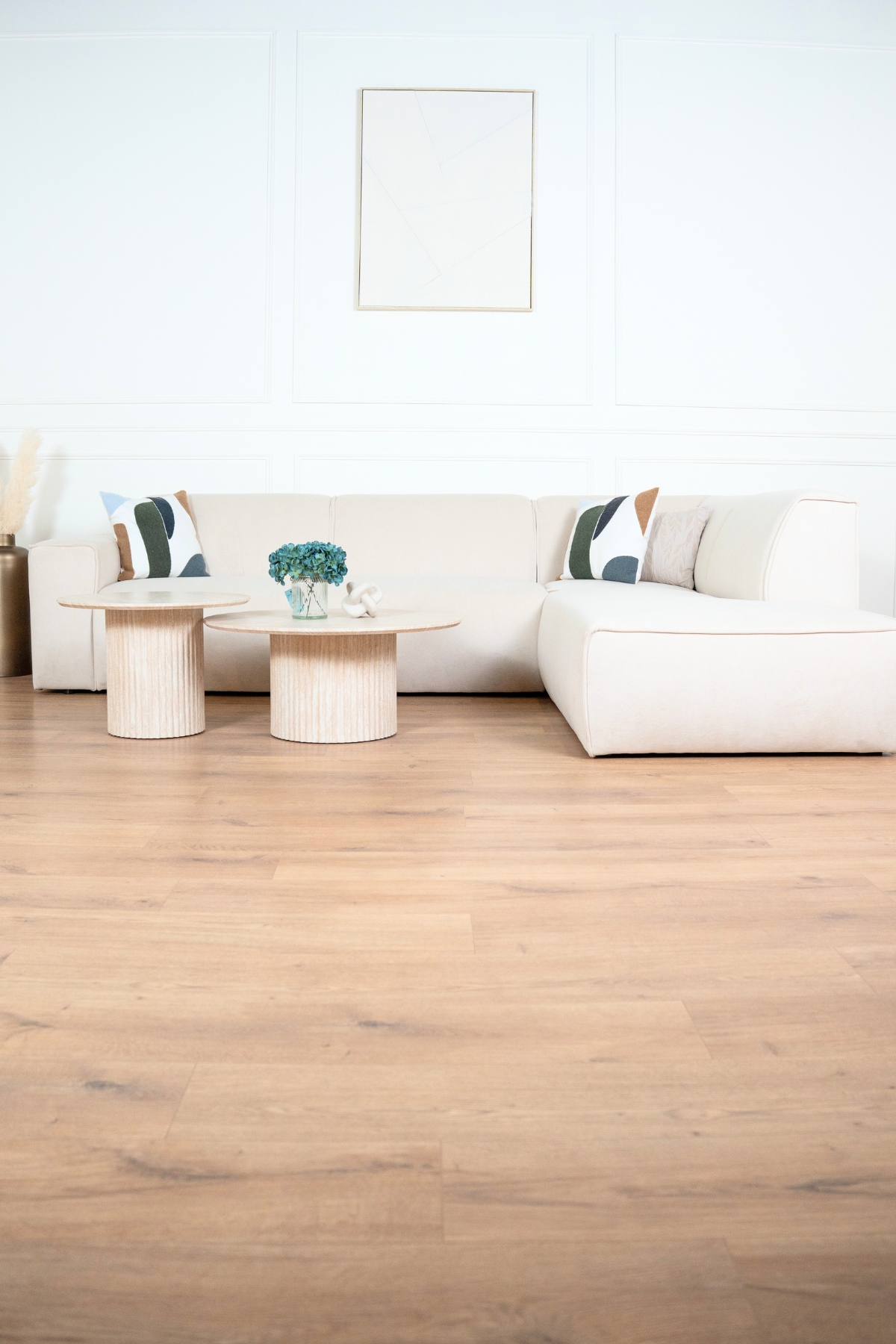 Canapé d’angle en velours beige antitache, lignes épurées et assises larges