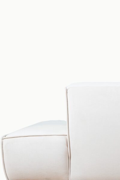 Canapé d’angle en velours beige antitache, lignes épurées et assises larges