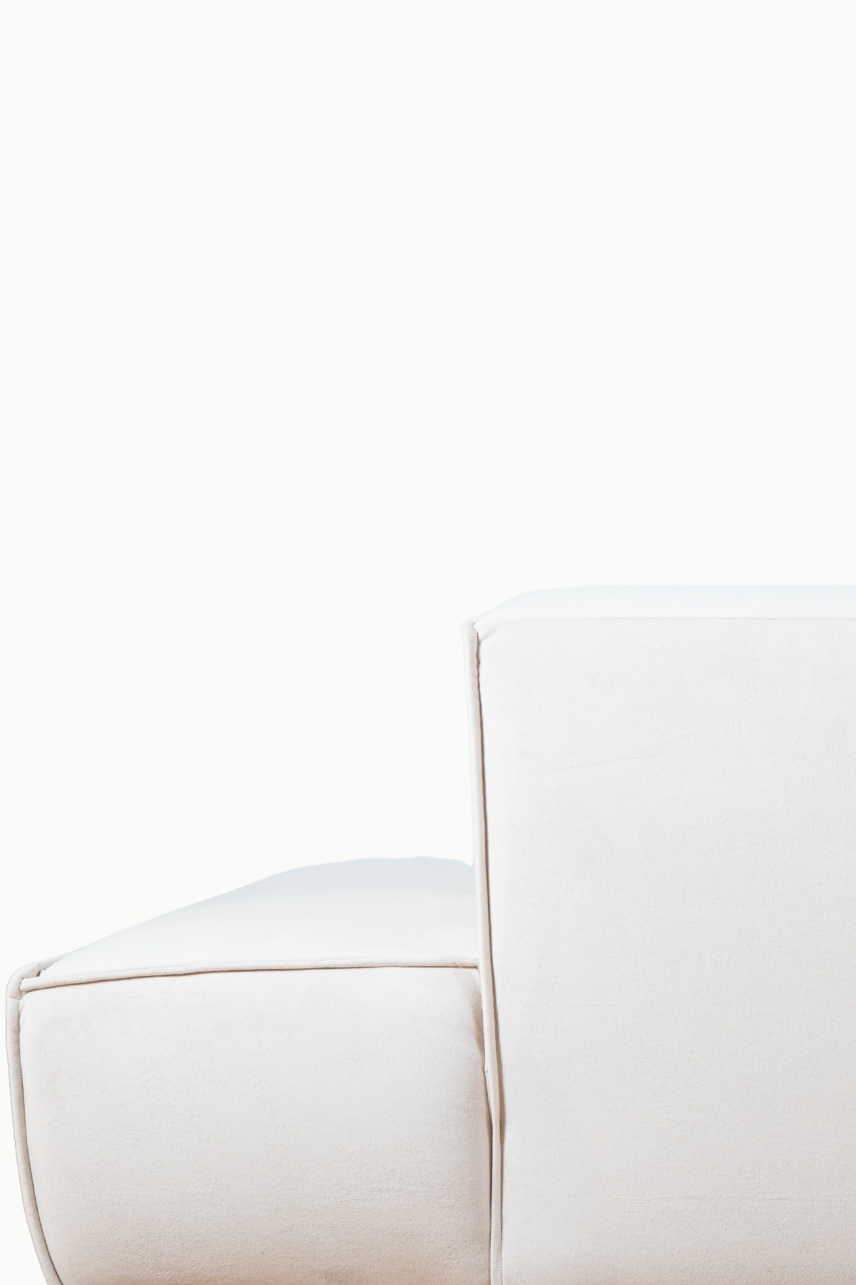 Canapé d’angle en velours beige antitache, lignes épurées et assises larges