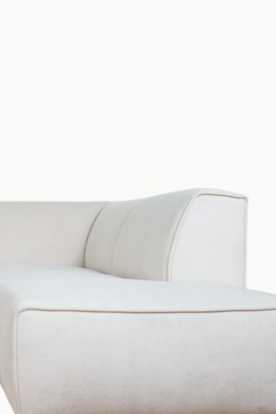 Canapé d’angle en velours beige antitache, lignes épurées et assises larges