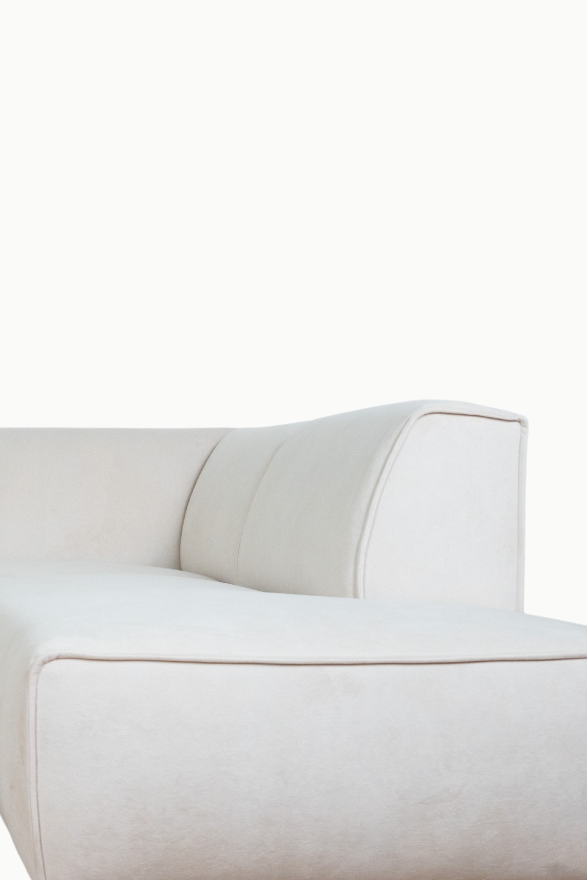 Canapé d’angle en velours beige antitache, lignes épurées et assises larges