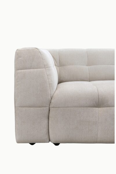 Canapé d’angle Brice en tissu chenille, modèle clair matelassé avec assises larges et design moderne.