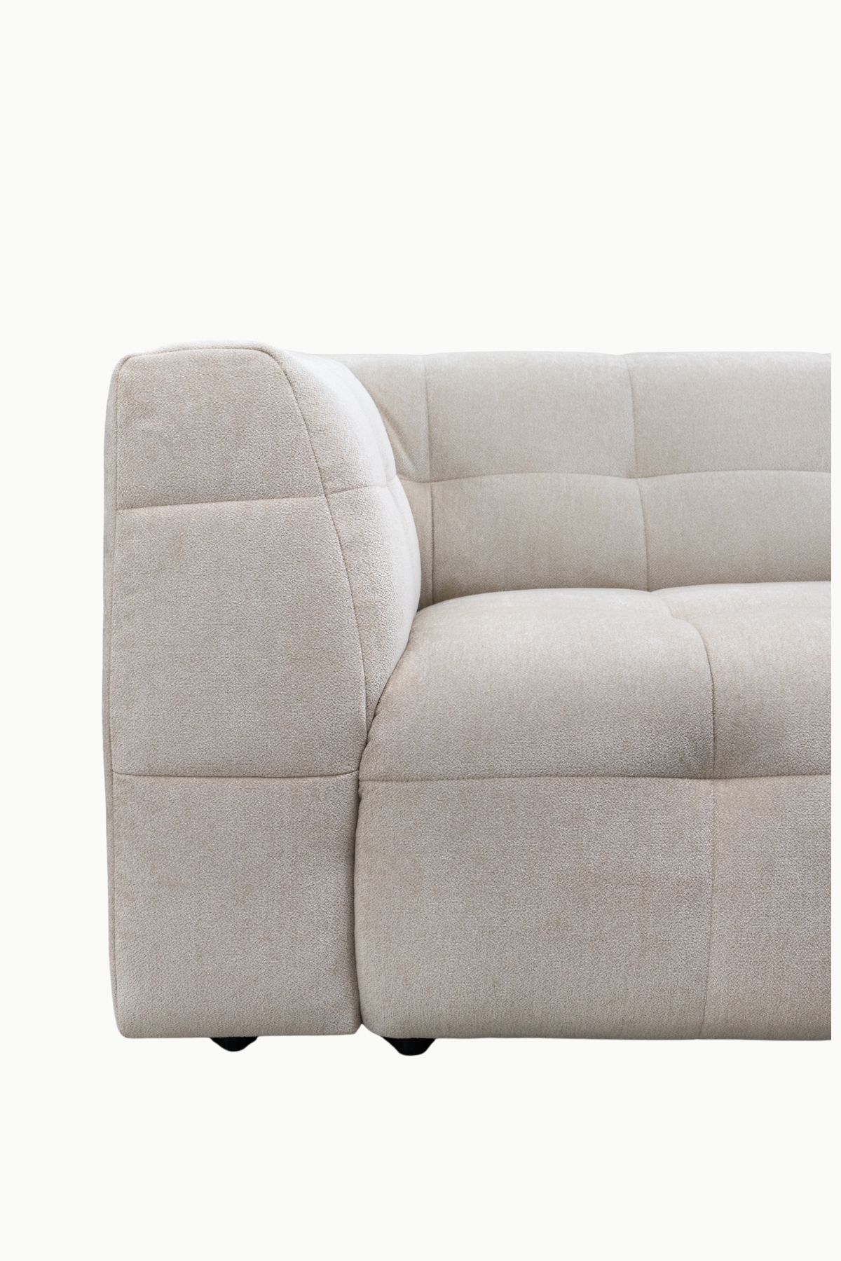 Canapé d’angle Brice en tissu chenille, modèle clair matelassé avec assises larges et design moderne.