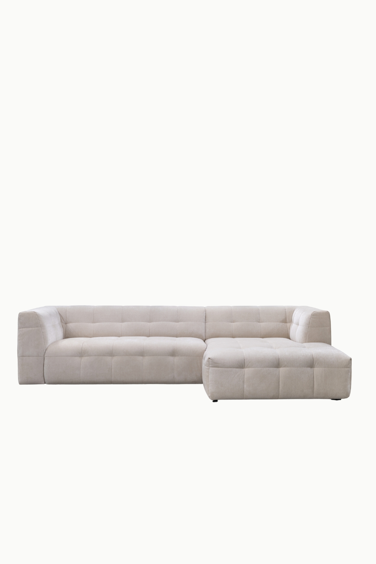 Canapé d’angle Brice en tissu chenille, modèle clair matelassé avec assises larges et design moderne.