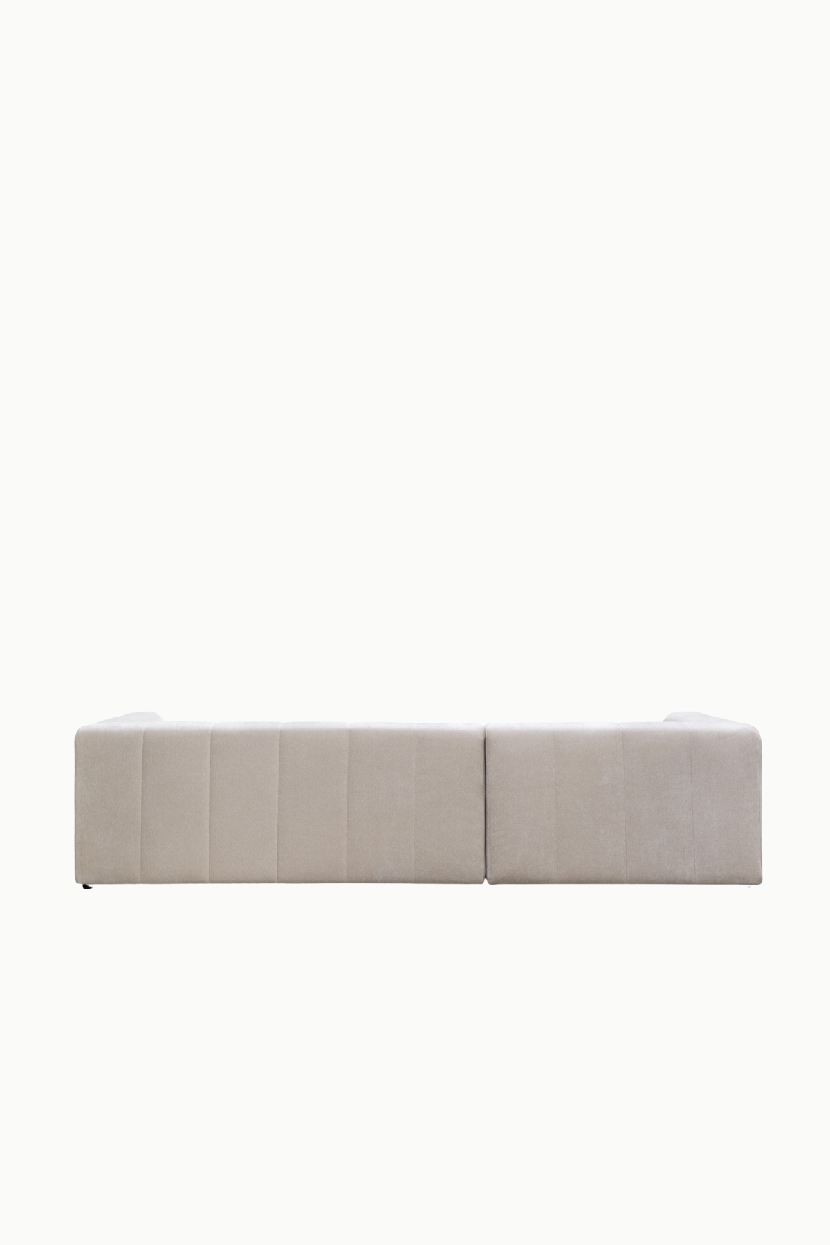 Canapé d’angle Brice en tissu chenille, modèle clair matelassé avec assises larges et design moderne.