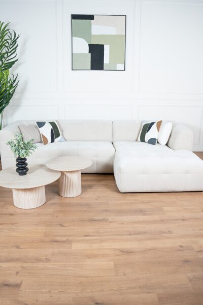 Canapé d’angle Brice en tissu chenille, modèle clair matelassé avec assises larges et design moderne.