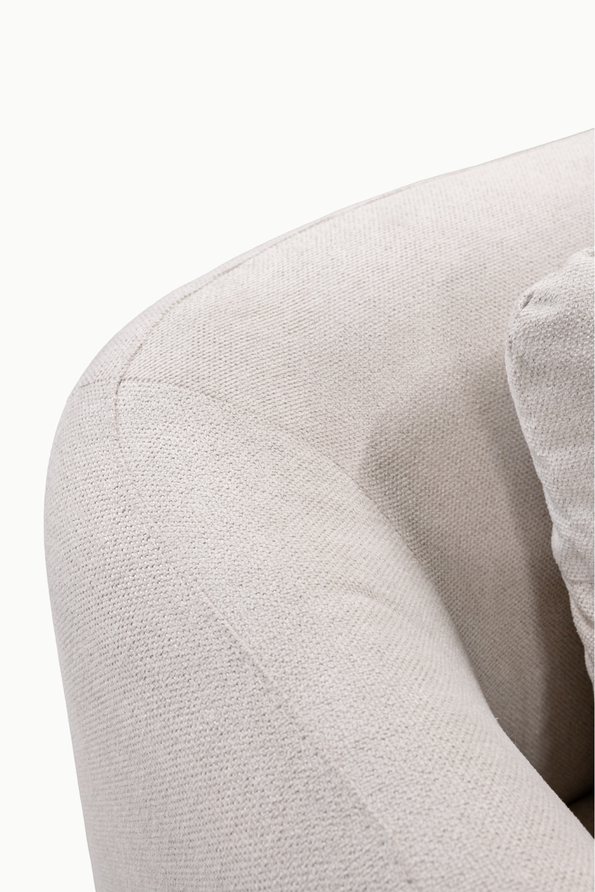 Canapé d’angle marina en tissu chenille écru, forme arrondie et assise confortable