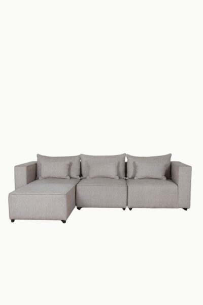 Canapé d'angle modulable en tissu chenille beige, composé de plusieurs modules avec coussins assortis