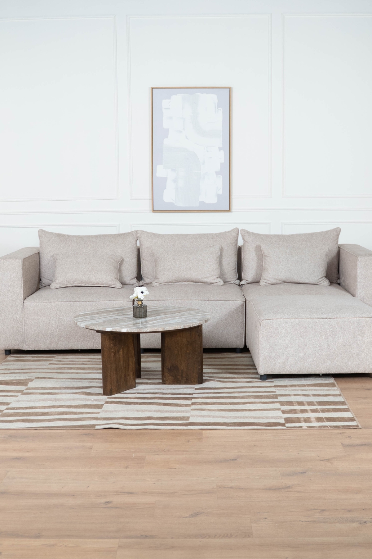 canapé_modulable_monte_carlo_tissus_chenille_beige (9) Canapé modulable en tissu chenille beige, composé de plusieurs modules avec coussins assortis"