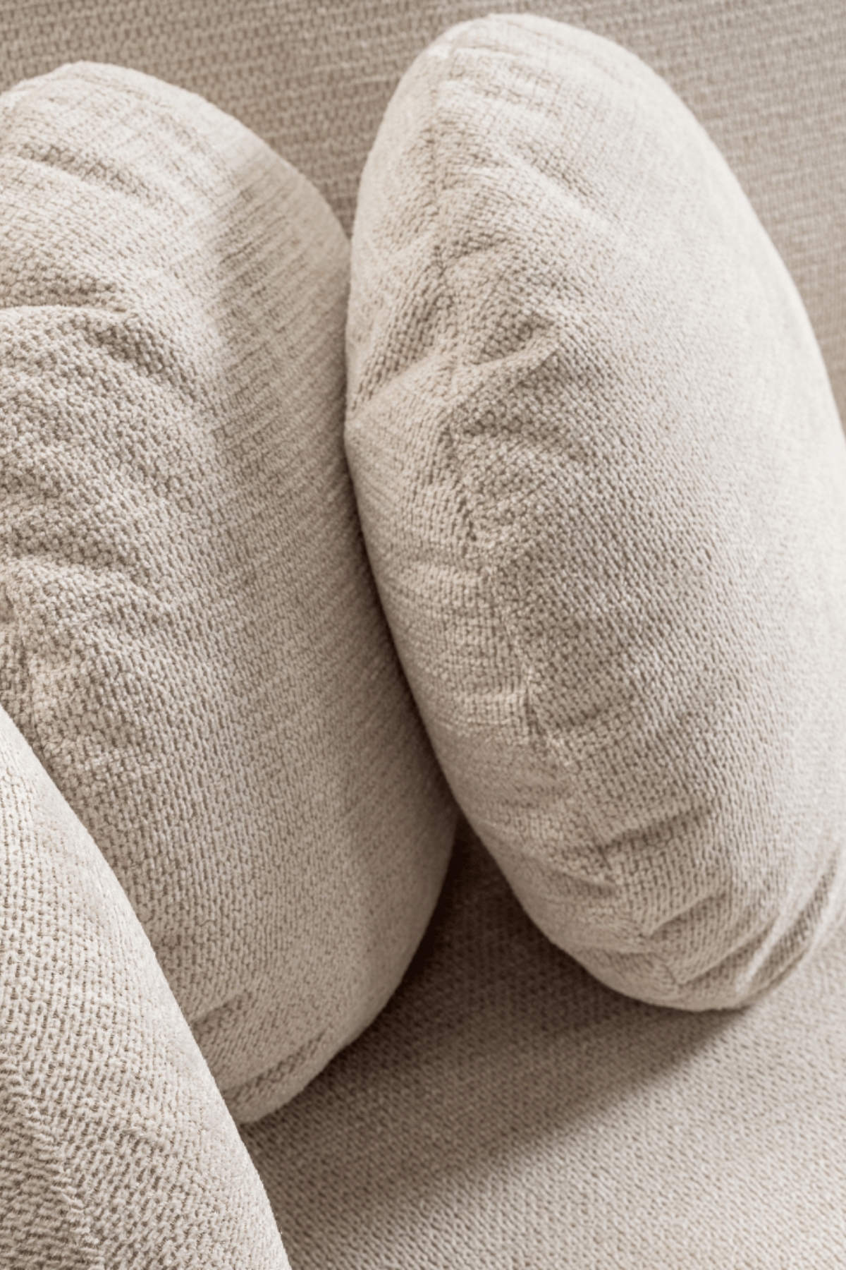 Canapé aulfa coffre et convertible en tissu chenille beige, modèle d’angle avec assises conrfortable et lignes arrondies