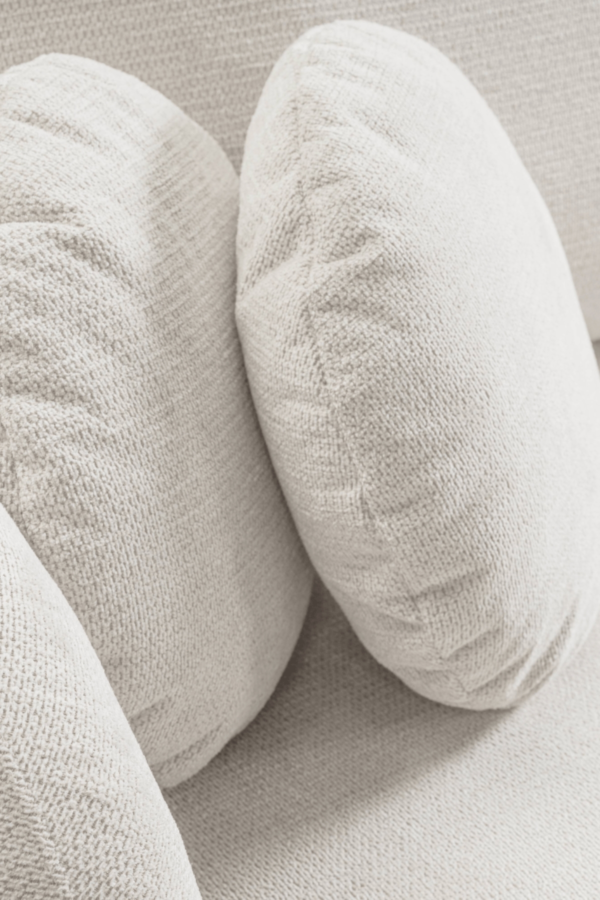 Canapé aulfa coffre et convertible en tissu chenille écru, modèle d’angle avec assises confortable et lignes arrondies