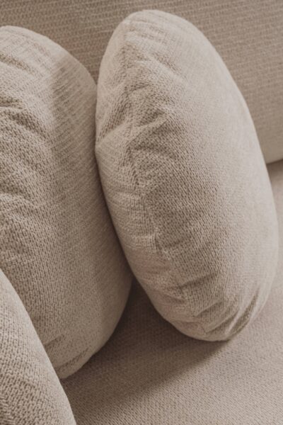 Canapé aulfa coffre et convertible en tissu chenille taupe, modèle d’angle avec assises confortable et lignes arrondies