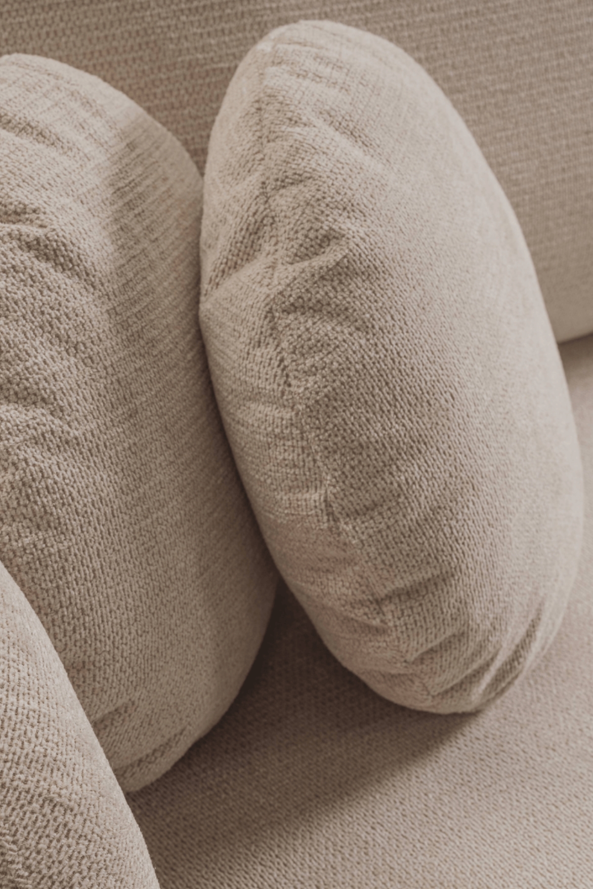 Canapé aulfa coffre et convertible en tissu chenille taupe, modèle d’angle avec assises confortable et lignes arrondies