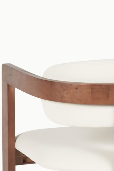 Chaise Bergamo en bois d’hévéa avec velours beige et pieds marron