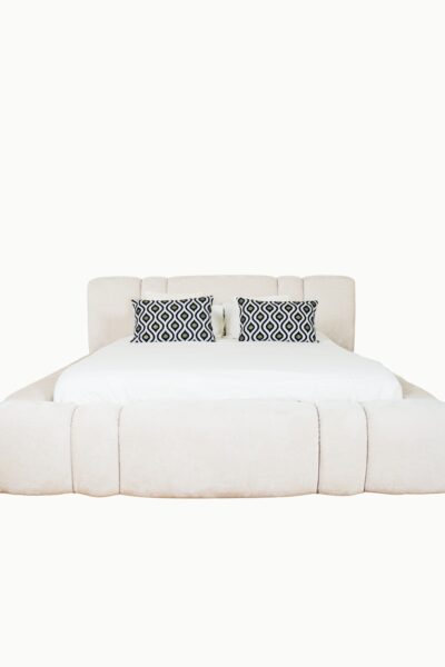 LIT COFFRE CELINE (2) Lit coffre Celine en velours écru, fabrication européenne haut de gamme, vérins 1000NW, options sur mesure.