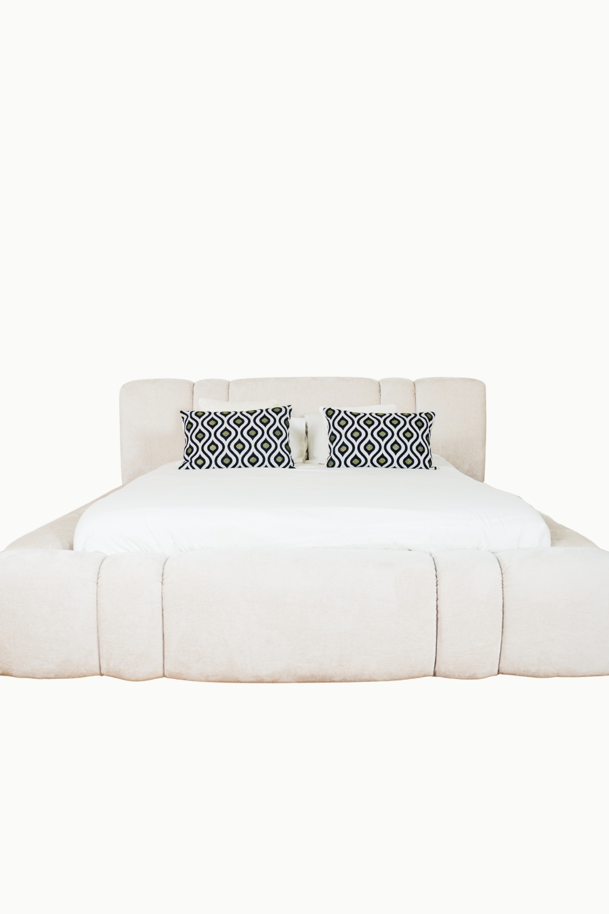 LIT COFFRE CELINE (2) Lit coffre Celine en velours écru, fabrication européenne haut de gamme, vérins 1000NW, options sur mesure.