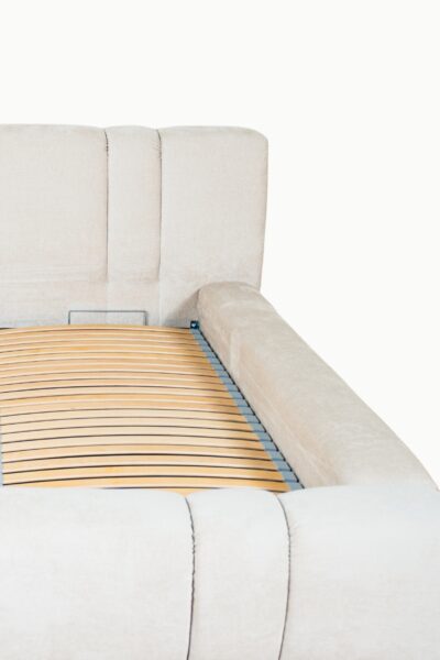 LIT COFFRE CELINE (3) Lit coffre Celine en velours écru, fabrication européenne haut de gamme, vérins 1000NW, options sur mesure.