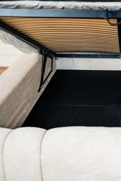 LIT COFFRE CELINE (4) Lit coffre Celine en velours écru, fabrication européenne haut de gamme, vérins 1000NW, options sur mesure.