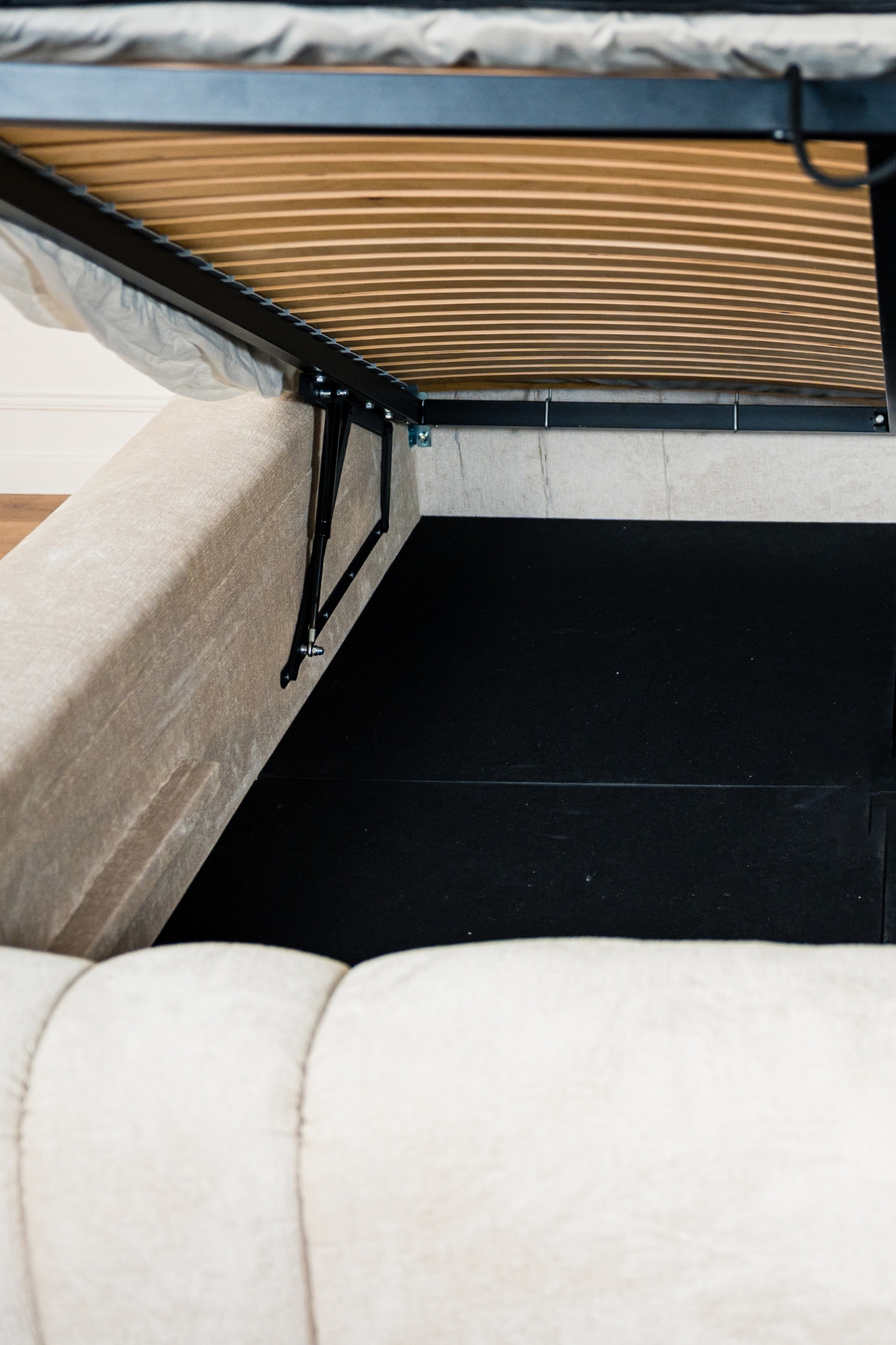 LIT COFFRE CELINE (4) Lit coffre Celine en velours écru, fabrication européenne haut de gamme, vérins 1000NW, options sur mesure.