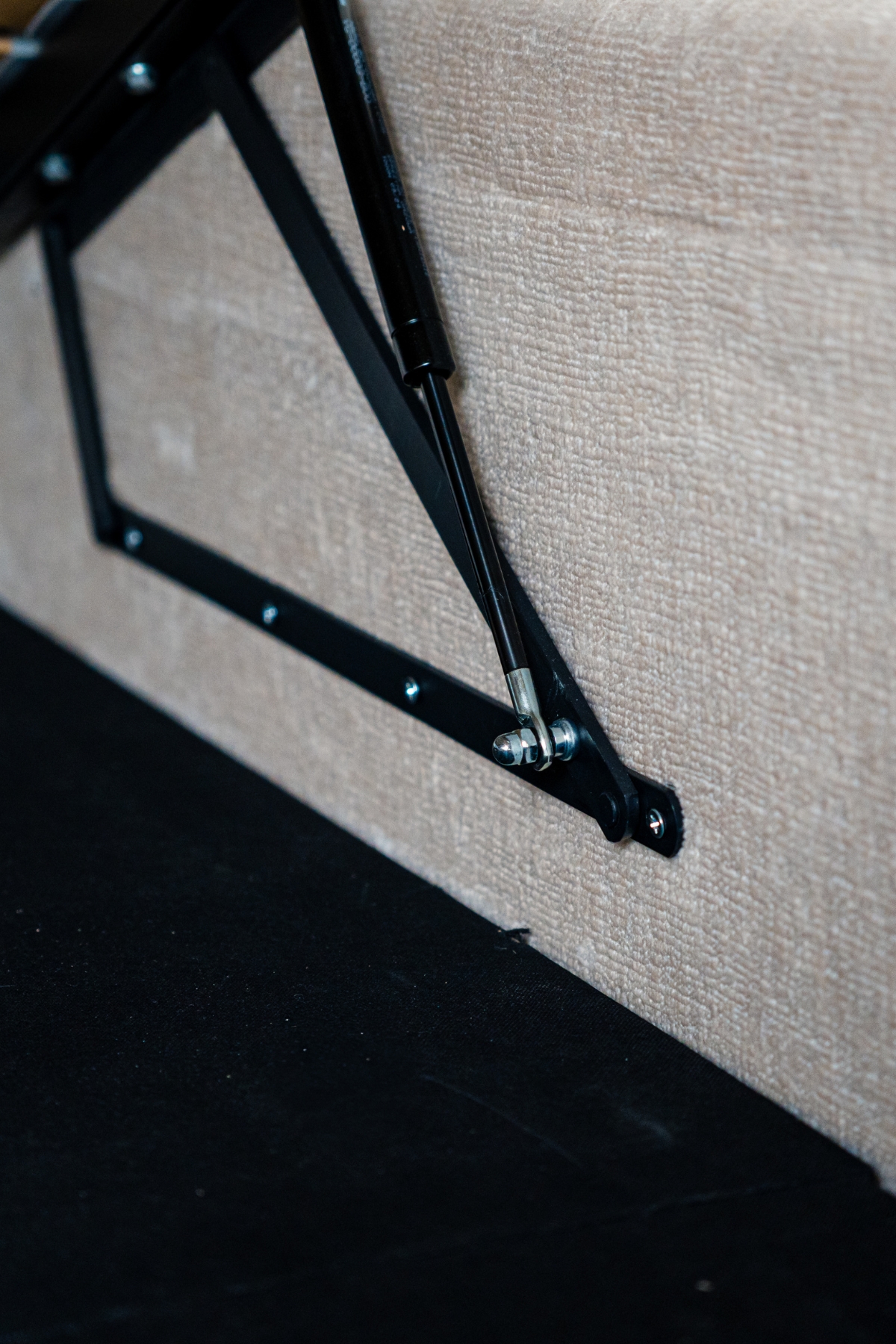 LIT COFFRE CELINE (5) Lit coffre Celine en velours écru, fabrication européenne haut de gamme, vérins 1000NW, options sur mesure.