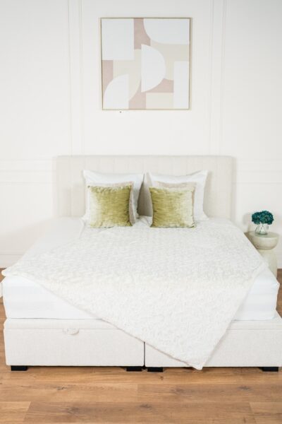 LIT COFFRE PRADA NEW Lit coffre Prada 2 places, tissu chenille écru, fabrication européenne.