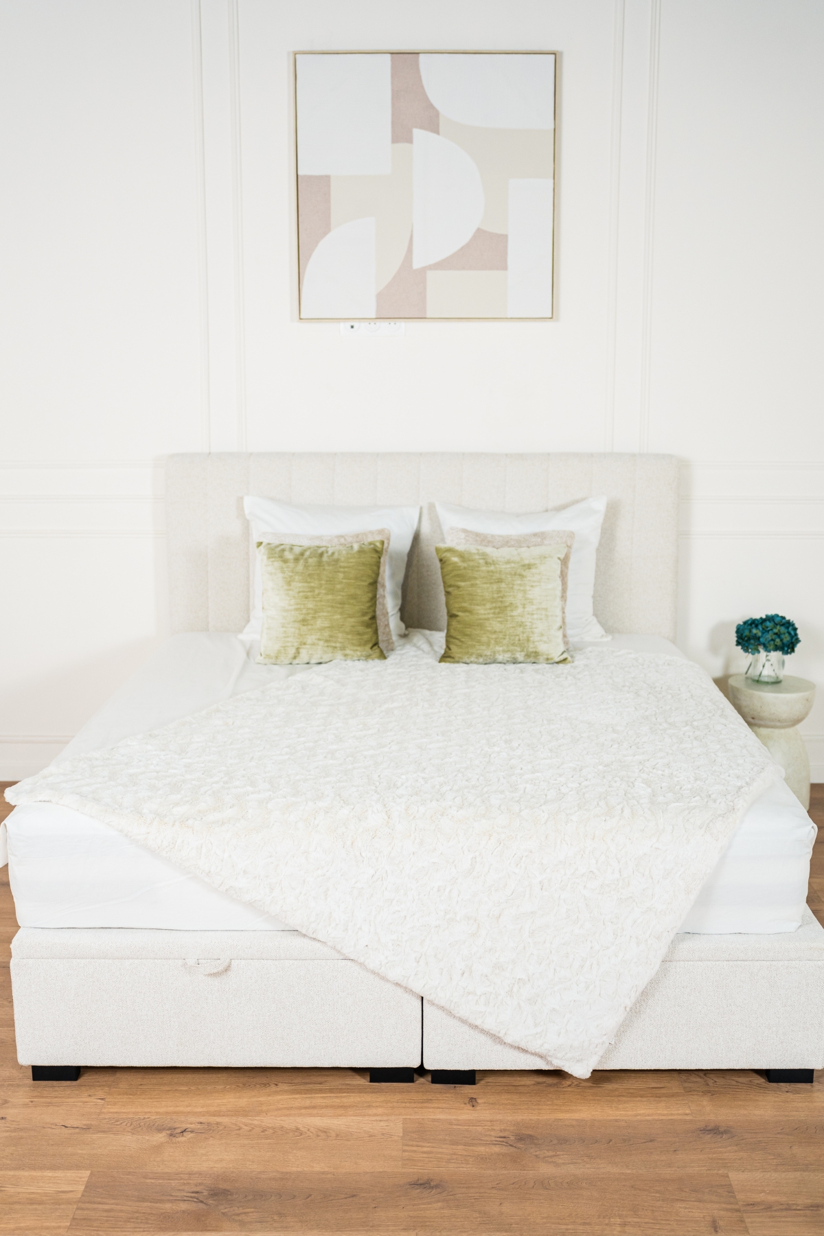 LIT COFFRE PRADA NEW Lit coffre Prada 2 places, tissu chenille écru, fabrication européenne.