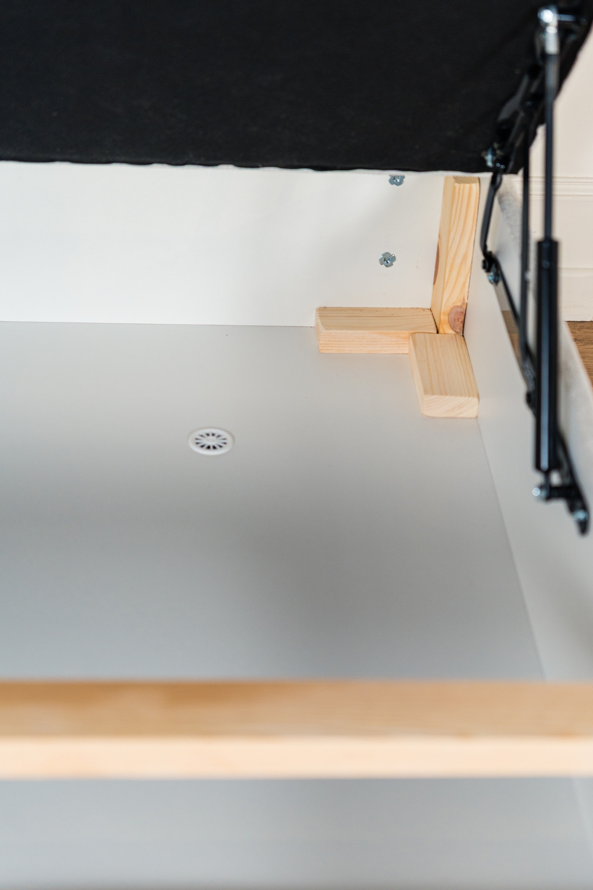 Lit coffre Prada 1 place, tissu chenille écru, fabrication européenne.